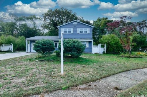 43 Julie Cres, Central Islip NY  11722-4907 exterior