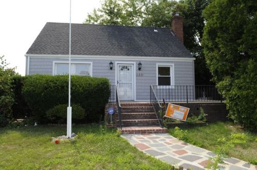 328 Plymouth Ct, Hempstead, NY 11553-1931