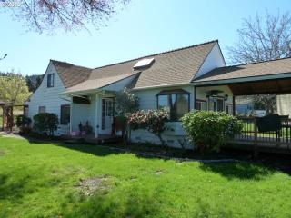 1106 Big Bend Rd, Roseburg, OR 97471-9688