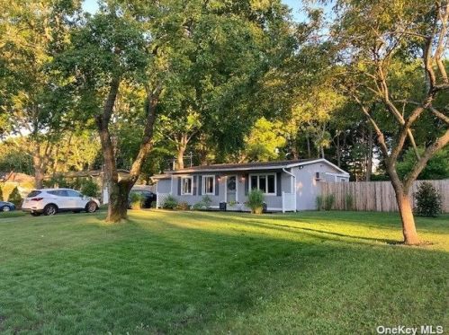 44 Grove Dr, Manor Park, NY 11950-1614