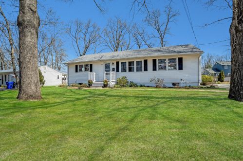 21 Washington Dr, Bricktown, NJ 08724-3215