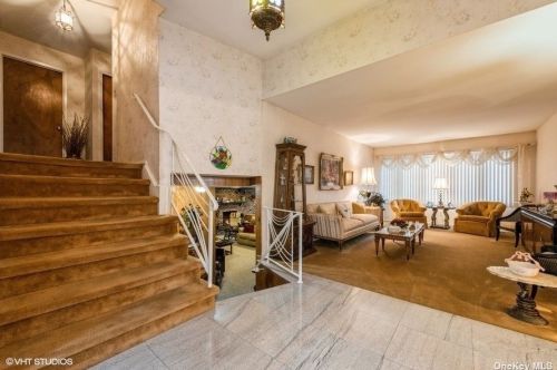 76 Shelbourne Ln, New Hyde Park NY  11040-1044 exterior