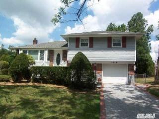 3919 Ralph St, Seaford, NY 11783-1743