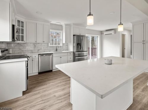 18 Berry Ln, West Milford NJ  07480-3632 exterior