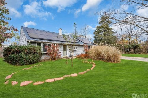 4 Charles Ter, Piscataway NJ  08854-5320 exterior