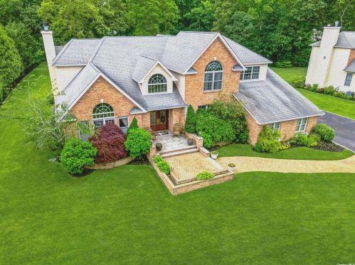27 Hart Pl, Huntington Station, NY 11746-6213