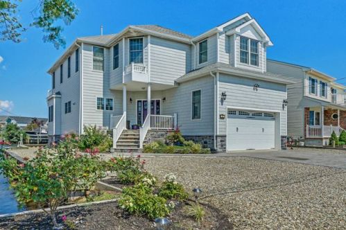 19 Captains Dr, Bricktown, NJ 08723-6707