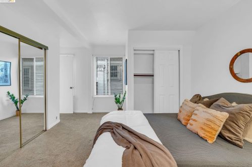 1042 Foothill Blvd, Oakland CA  94606-3016 exterior