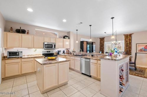16316 Willow Creek Ln, Sun City, AZ 85374-6432