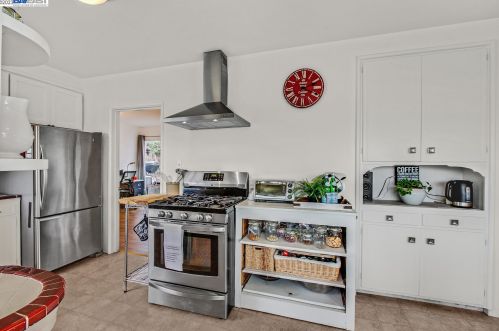 1320 Sandelin Ct, San Leandro CA  94577-3950 exterior