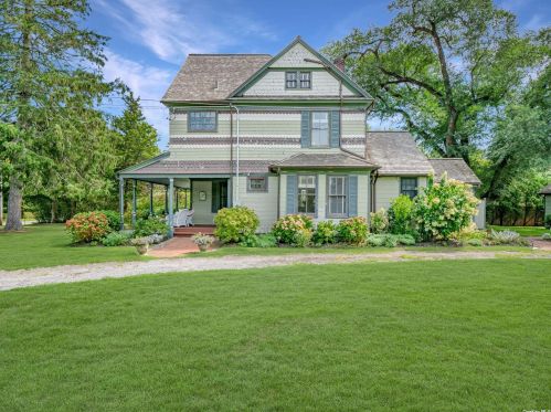 20 Bay Ave, East Quogue, NY 11942-4340