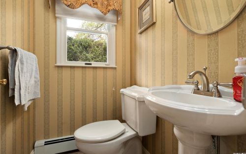 338 Elwood Rd, Elwood NY  11731-2215 exterior