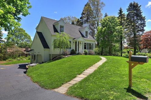 92 Crown St, Bridgeport, CT 06610-1619