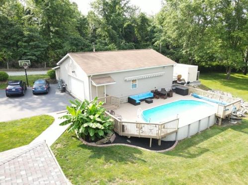 91 Blossom Ln, Jeannette, PA 15644-1217
