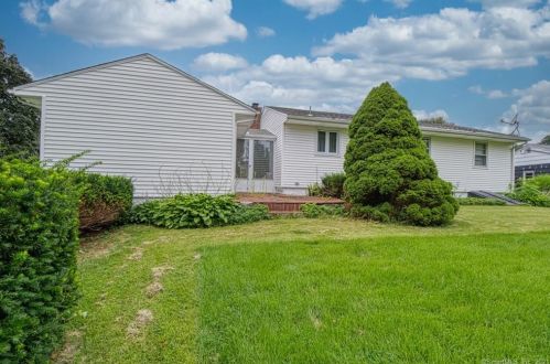 32 Maple View Dr, Waterbury CT  06716-1643 exterior