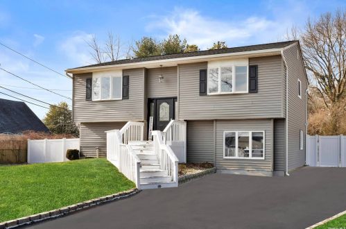 412 Greenbelt Pkwy, Holtsville, NY 11742-2231