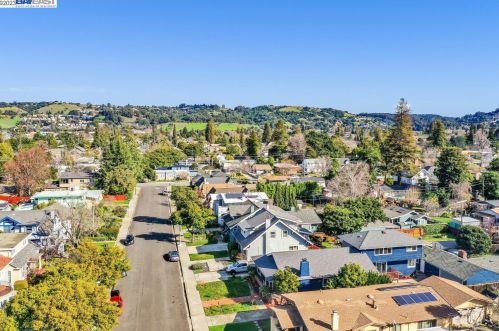 221 Cambridge Ave, San Leandro CA  94577-1825 exterior