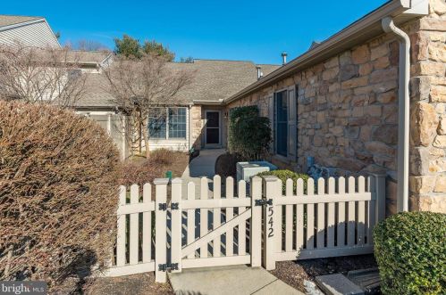 542 Farmhouse Ln, Hummelstown, PA 17036-7019