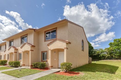 1608 Lakeview Dr, West Palm Beach, FL 33411-8786