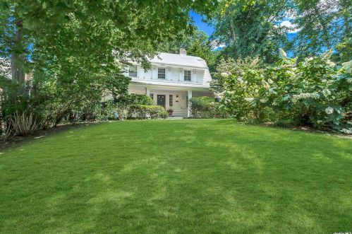 33 Windsor Rd, Great Neck, NY 11021-2742