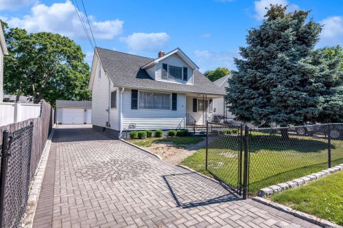 43 Hemlock St, Islip Manor, NY 11751-3007