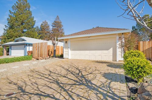 9317 Hoyleton Way, Elk Grove CA  95758-6522 exterior