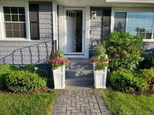 20 Fleetwood Dr, Waterbury, CT 06706-2801