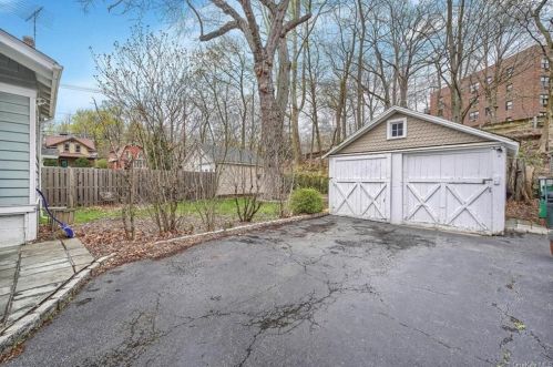 2 Riverside Dr, Airmont NY  10901-5703 exterior