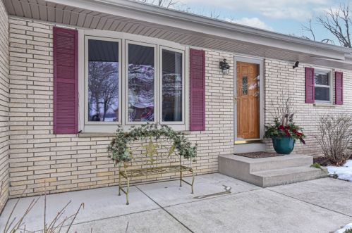 27027 Elm Ln, Waterford, WI 53185-2119