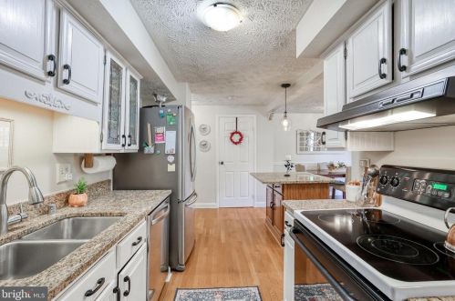 10902 Barton Hill Ct, Herndon VA  20191-5000 exterior