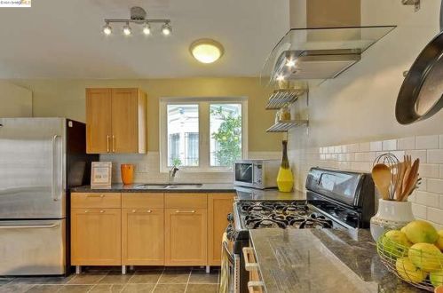 916 17th St, Oakland, CA 94606-3028