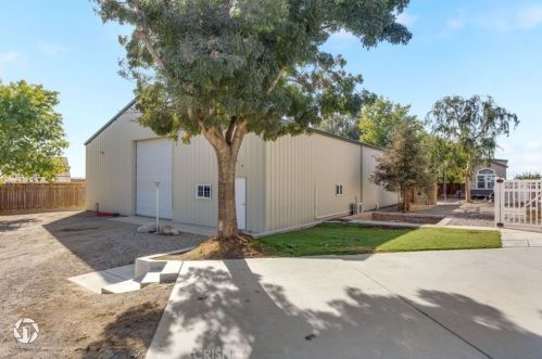 15414 Cuda Dr, Bakersfield CA  93307-9279 exterior