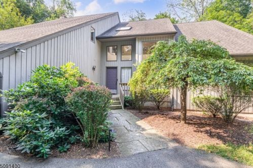 1090 Franklin Lakes Rd, Franklin Lakes, NJ 07417-1101