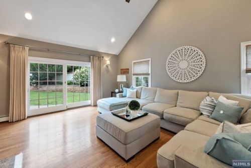 220 Allendale Ave, Allendale NJ  07401-1725 exterior