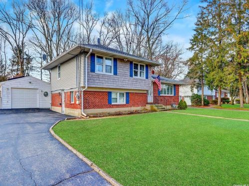 12 Zoranne Dr, Elwood, NY 11731-5908