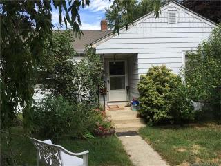 16 Park Ave, Uncasville, CT 06382-1727