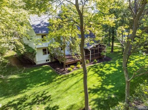 2 Sparrowbush Rd, Mahwah NJ  07430-1525 exterior