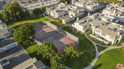 27068 Hidaway Ave, Santa Clarita, CA 91351-4118