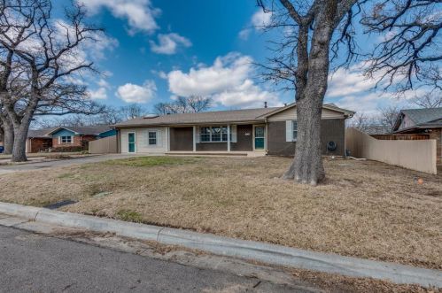 511 Martin Ln, Euless, TX 76040-4733