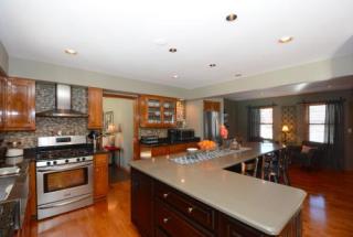 1075 Pioneer Trl, Waukesha, WI 53186-5493