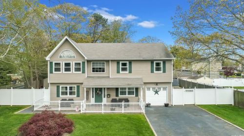 115 Freeman Ave, Islip Manor, NY 11751-1422