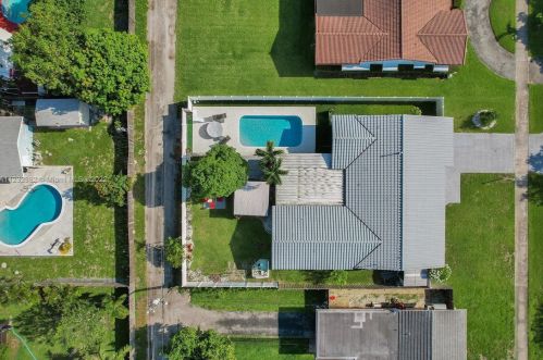 1718 46th Ave, Hollywood FL  33021-4114 exterior