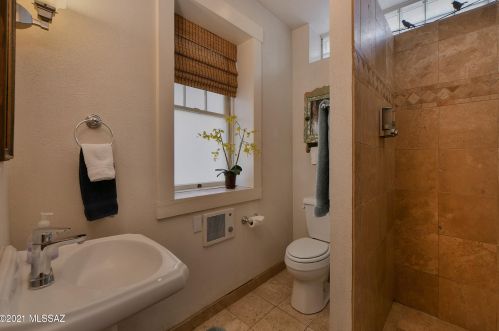 309 1 St, Tucson AZ 85705-7818 exterior