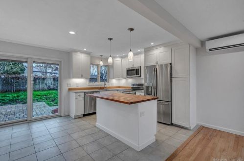 5 Slocum Dr, Niantic, CT 06357-1704
