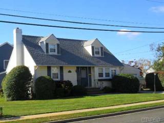 1 Plymouth Rd, East Massapequa, NY 11758-6135