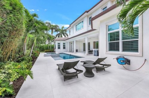 569 Neapolitan Way, Naples FL 34103-8568 exterior