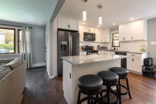 956 Huntington Rd, Stratford CT  06614-2736 exterior