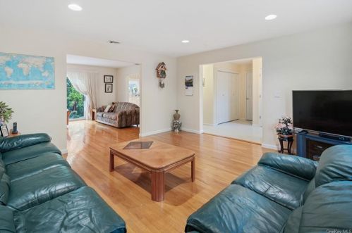 22 Kensington Ave, Thornwood NY  10594-1144 exterior