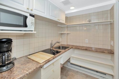 255 Kensico Rd, Thornwood NY  10594-1656 exterior