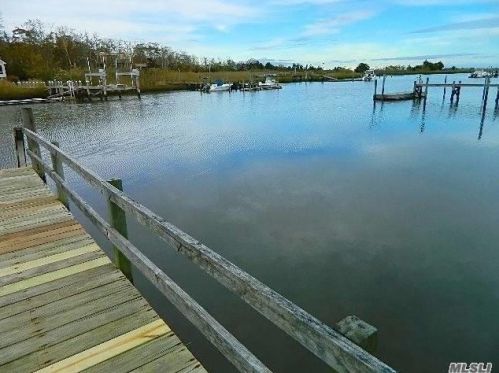 35 End Ave, East Quogue, NY 11942-4218